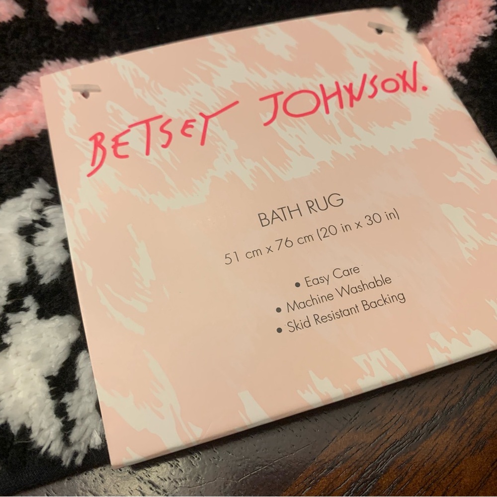 Betsey Johnson Bath Set - Picture 2 of 5